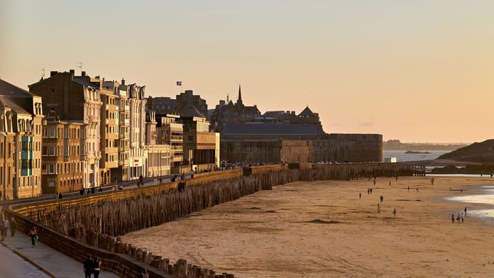 Grande Plage du Sillon à l'aube près des Hôtels Oceania