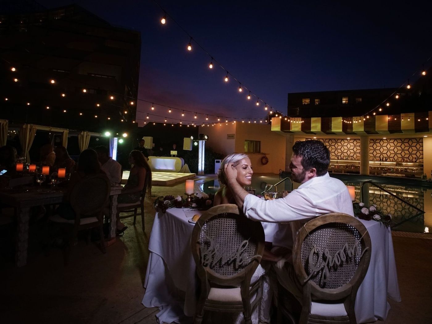 Una pareja disfrutando de una cena en FA Hotels & Resorts