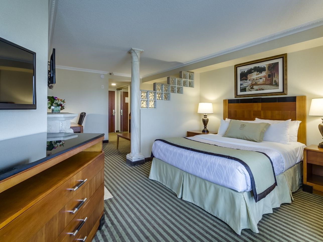 One Queen Bed - Monte Carlo Inns - Brand Site