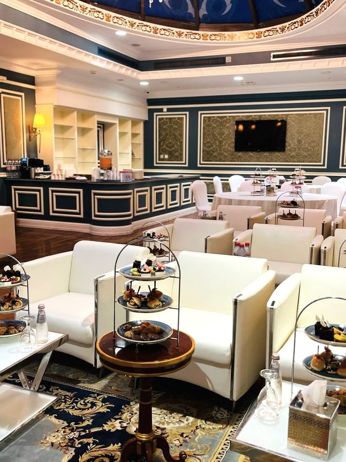 القاعة الزرقاء في ورويك الدوحة مع أثاث أنيق وديكورات داخلية.