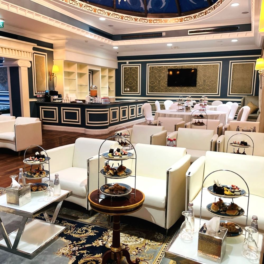 القاعة الزرقاء في ورويك الدوحة مع أثاث أنيق وديكورات داخلية.