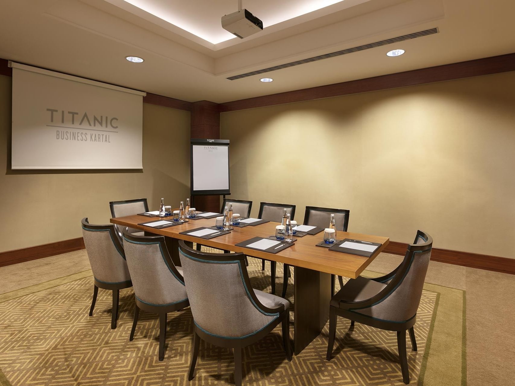    Titanic Business Kartal’da yönetim kurulu için hazırlanmış   teknoloji ile buluşan Porto toplantı salonu.