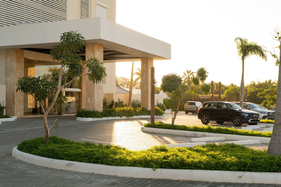 Exterior of the hotel entrance with parking at Club Hemingway