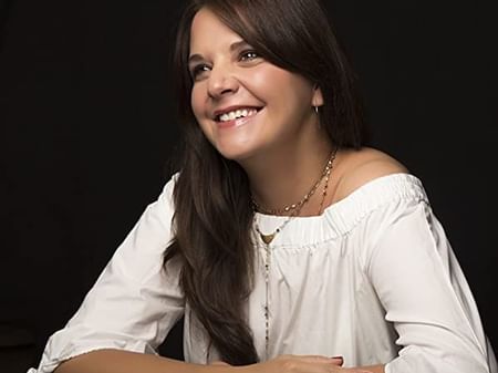 Retrato de una mujer sonriendo en el hotel Marbella Club