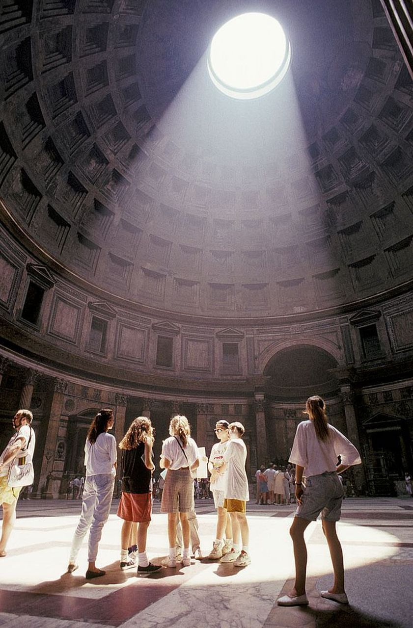 People exploring Pantheon near Rome Luxury Suites