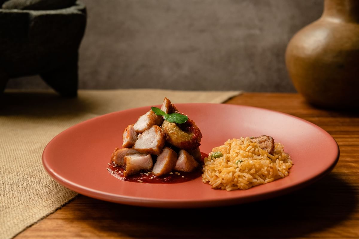 Plato de panceta de cerdo servido en un restaurante del Fiesta Inn