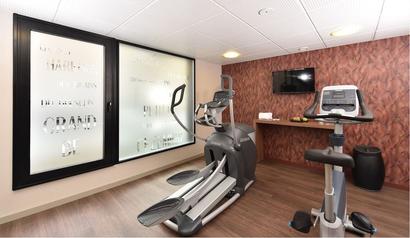 Fitness area with accessories at Oceania Saint-Malo