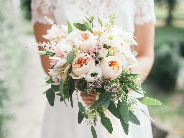 Close up of a bride holding a Bouquet at The Magnolia Hotel