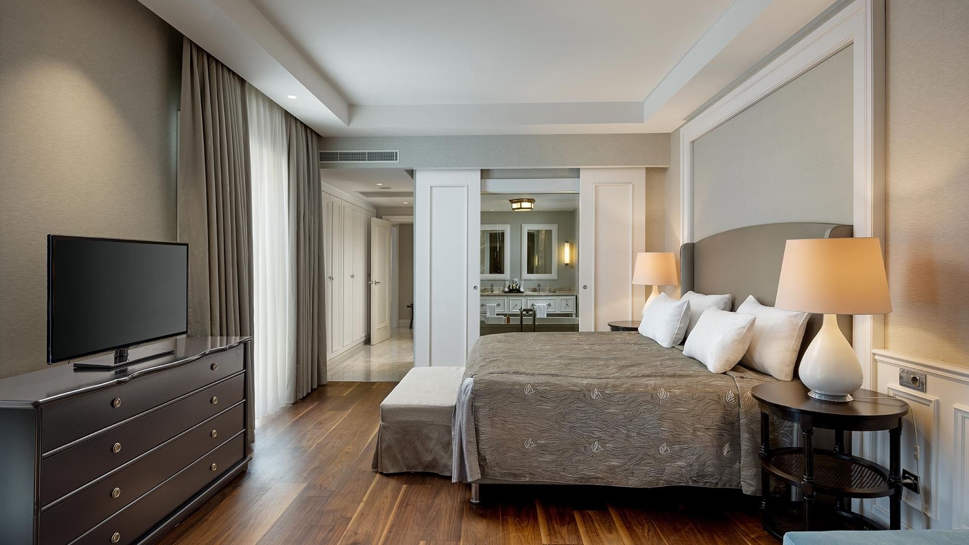 Antalya'daki Titanic Deluxe Golf Belek'in Lagoon Duplex Suite with Private Pool yatak odası.