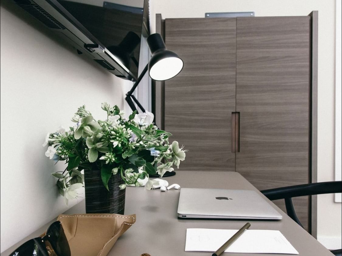 Bedroom table with Free Wifi, The Roundtree, Amagansett, Hotel in Hamptons