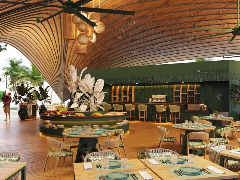 Bar Selva Beach en Fiesta Americana Funeeq Punta Cana con techo curvo de madera y paredes de azulejos verdes