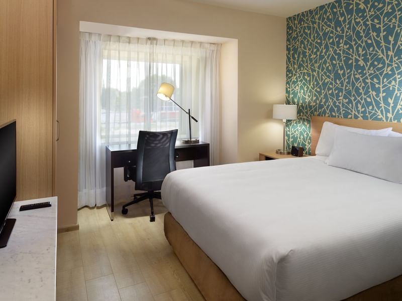 Habitación Superior con cama grande y zona de trabajo en One Hotels