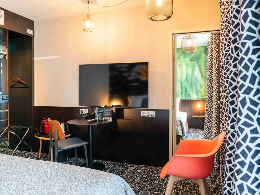 Chambre familiale communicante moderne et élégante à l'Hôtel de la Paix à Brest.