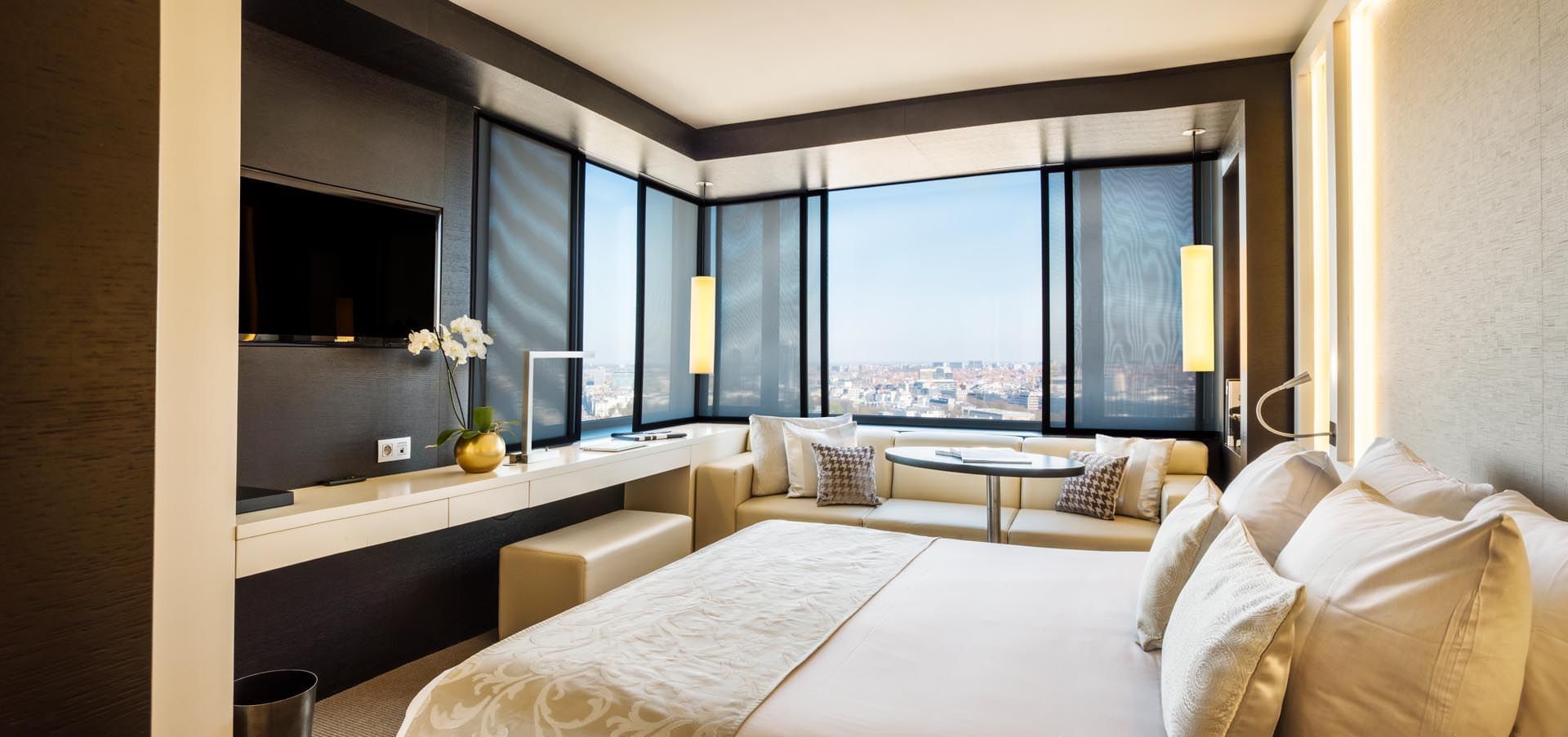 Chambre de l'hôtel au design contemporain avec décoration homogène