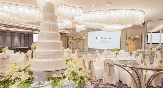 Wedding cake & table décor at Chatrium Hotels & Residences 
