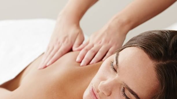 Lady receiving a back massage in the spa of Novotel Barossa