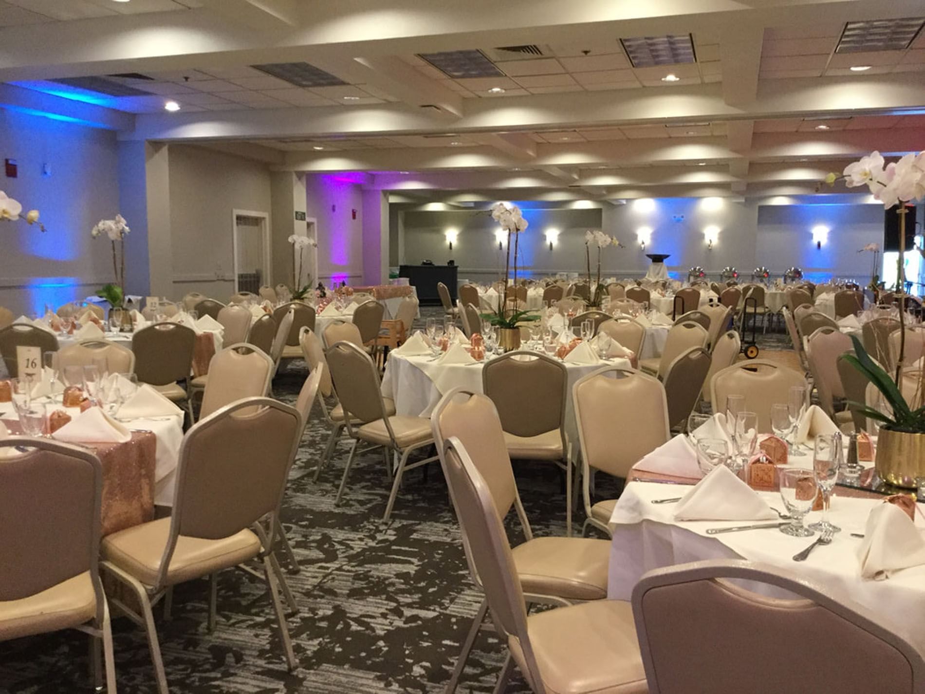 Sierra Ballroom featuring banquets with elegant floral arrangements under soft lighting at Lake Natoma Inn