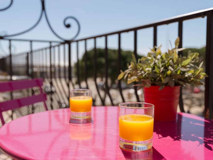Drinks served by the terrace at Hotel Cassitel