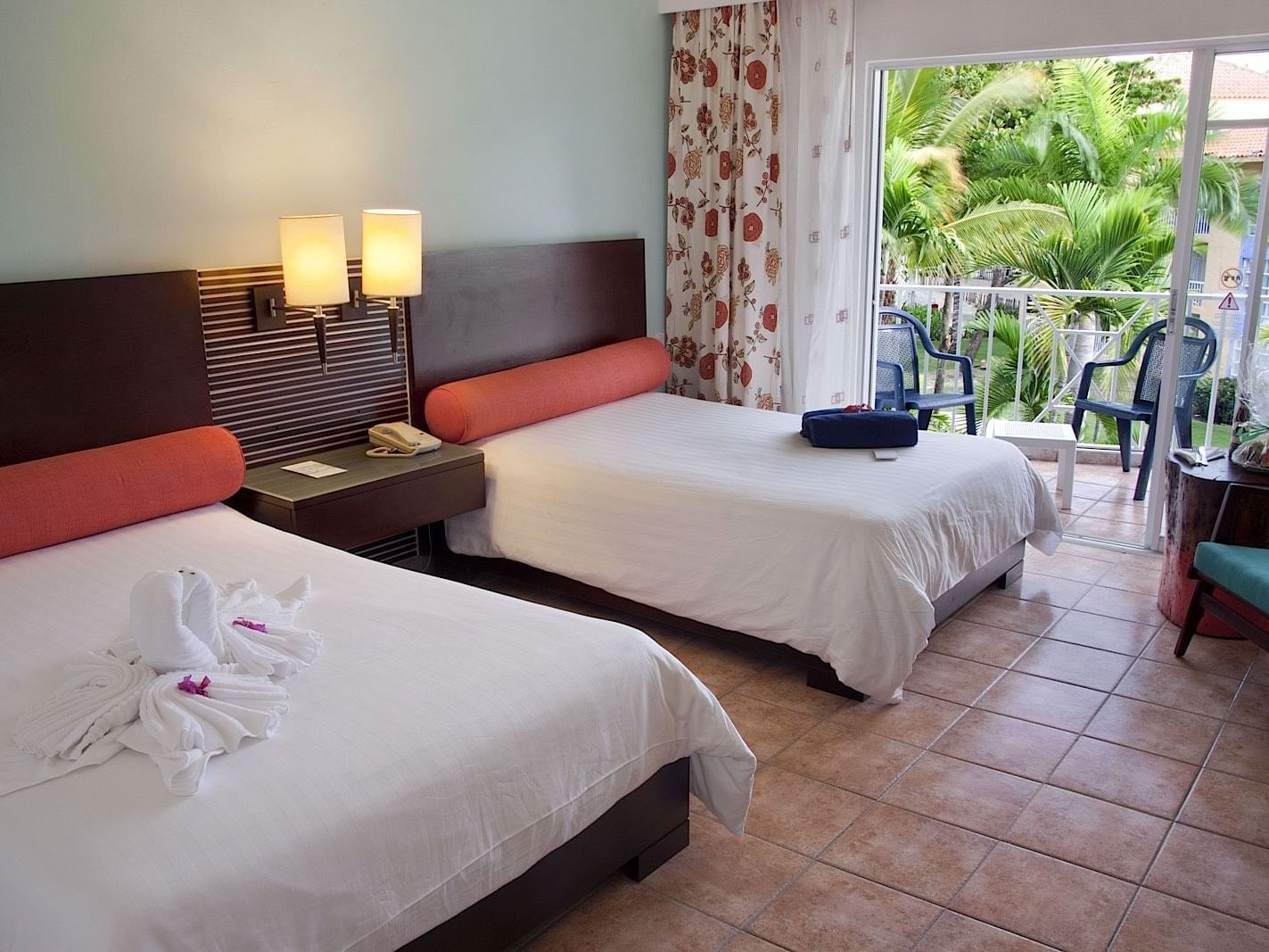2 beds in the Junior Suite bedroom at Gran Ventana Beach Resort
