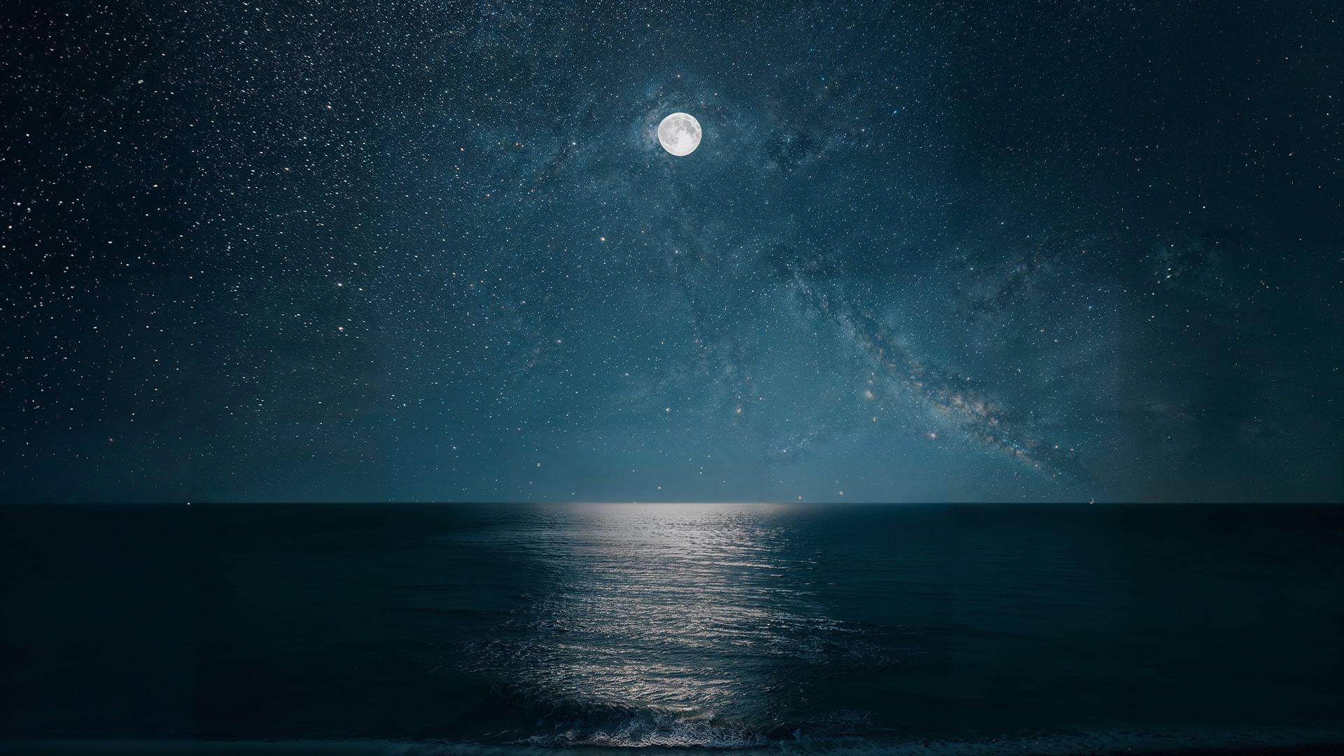 Nachtlicher Meerblick mit hellem Mond, Sternenhimmel und Milchstrasse.