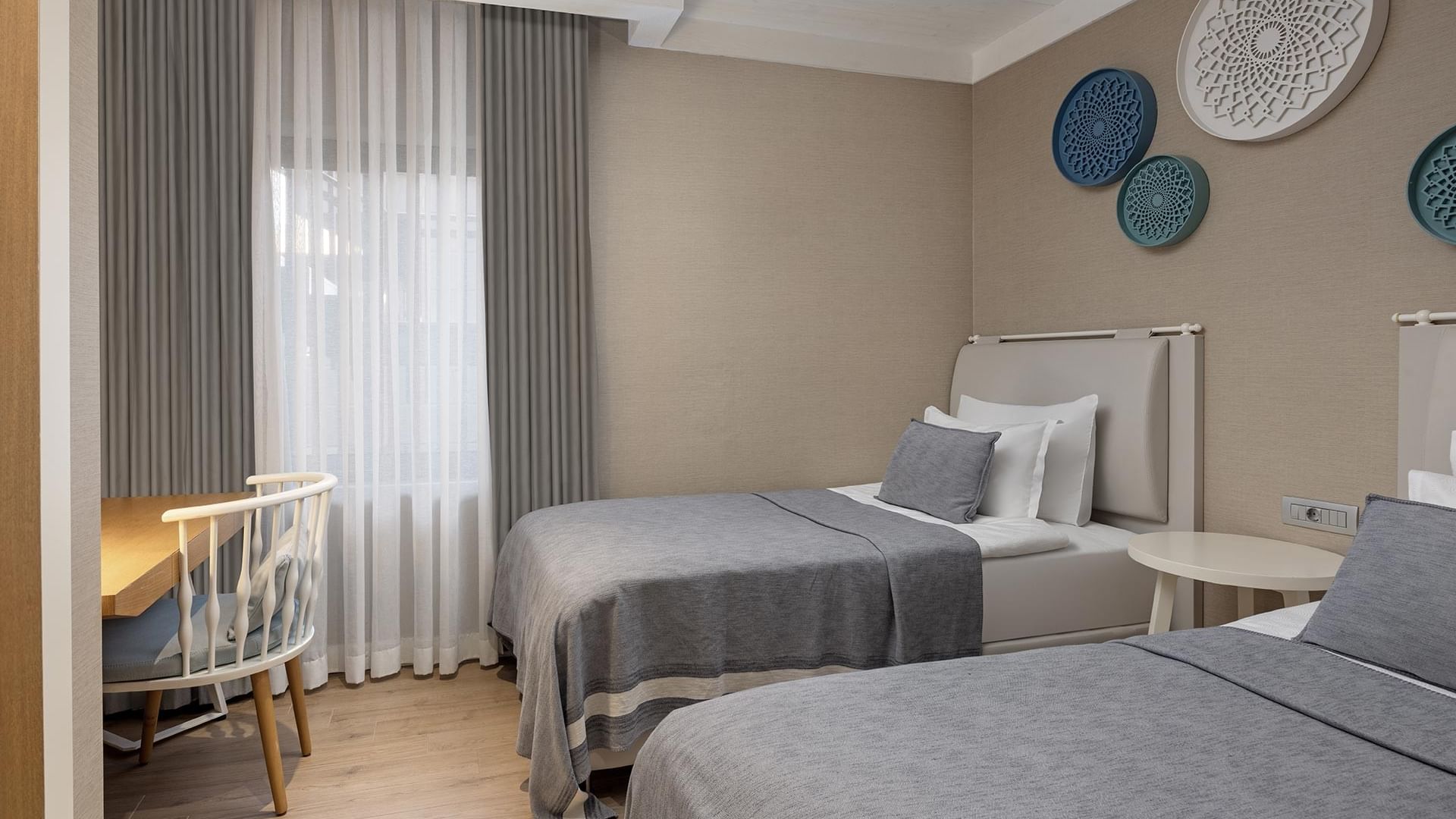 Titanic Luxury Collection Bodrum’da çalışma alanlı, iki tek kişilik yataklı Family Suite.