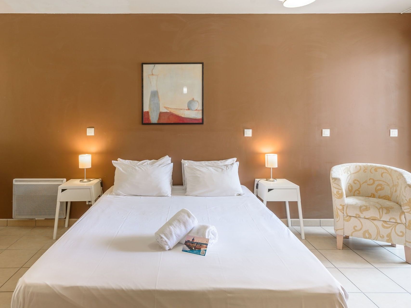 Bed with lamps on nightstands in Superior Studio 2 Guests at ResidHotel Toulouse Centre, offering accommodation Toulouse