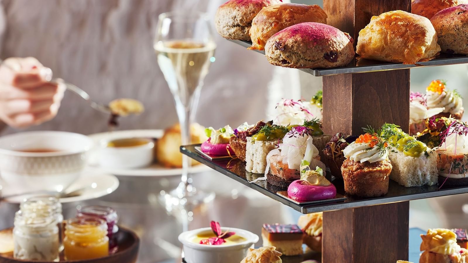 En lyxig och dekadent Afternoon Tea på Hotel Riverton i centrala Göteborg