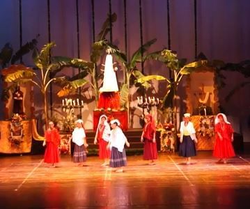 Performers acting in a play on stage at Porta Hotel del Lago