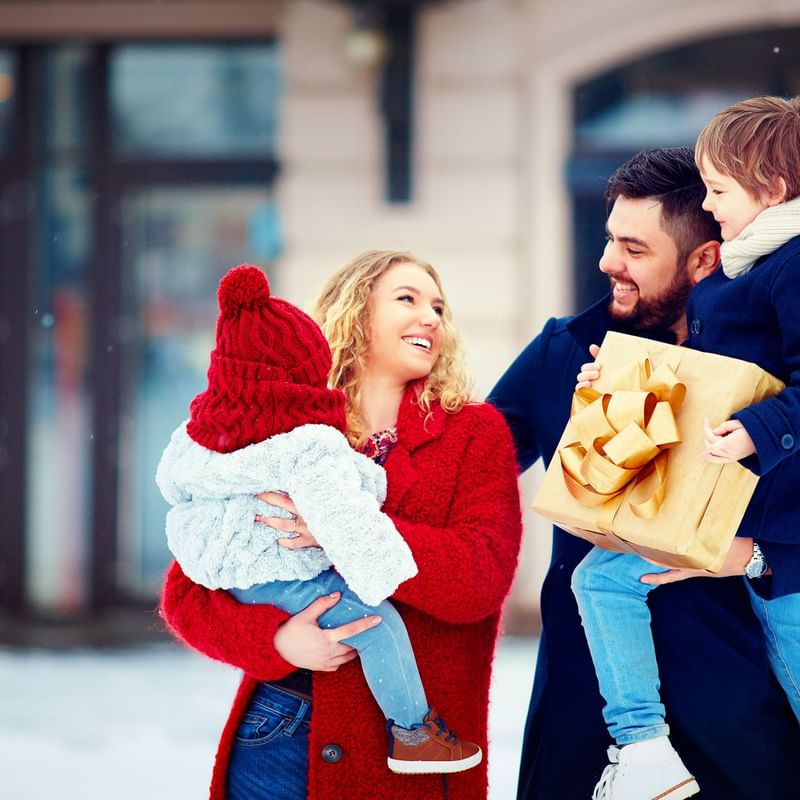Family enjoying winter outdoors near Warwick Reine Astrid Lyon