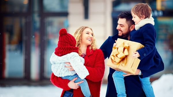 Family enjoying winter outdoors near Warwick Reine Astrid Lyon