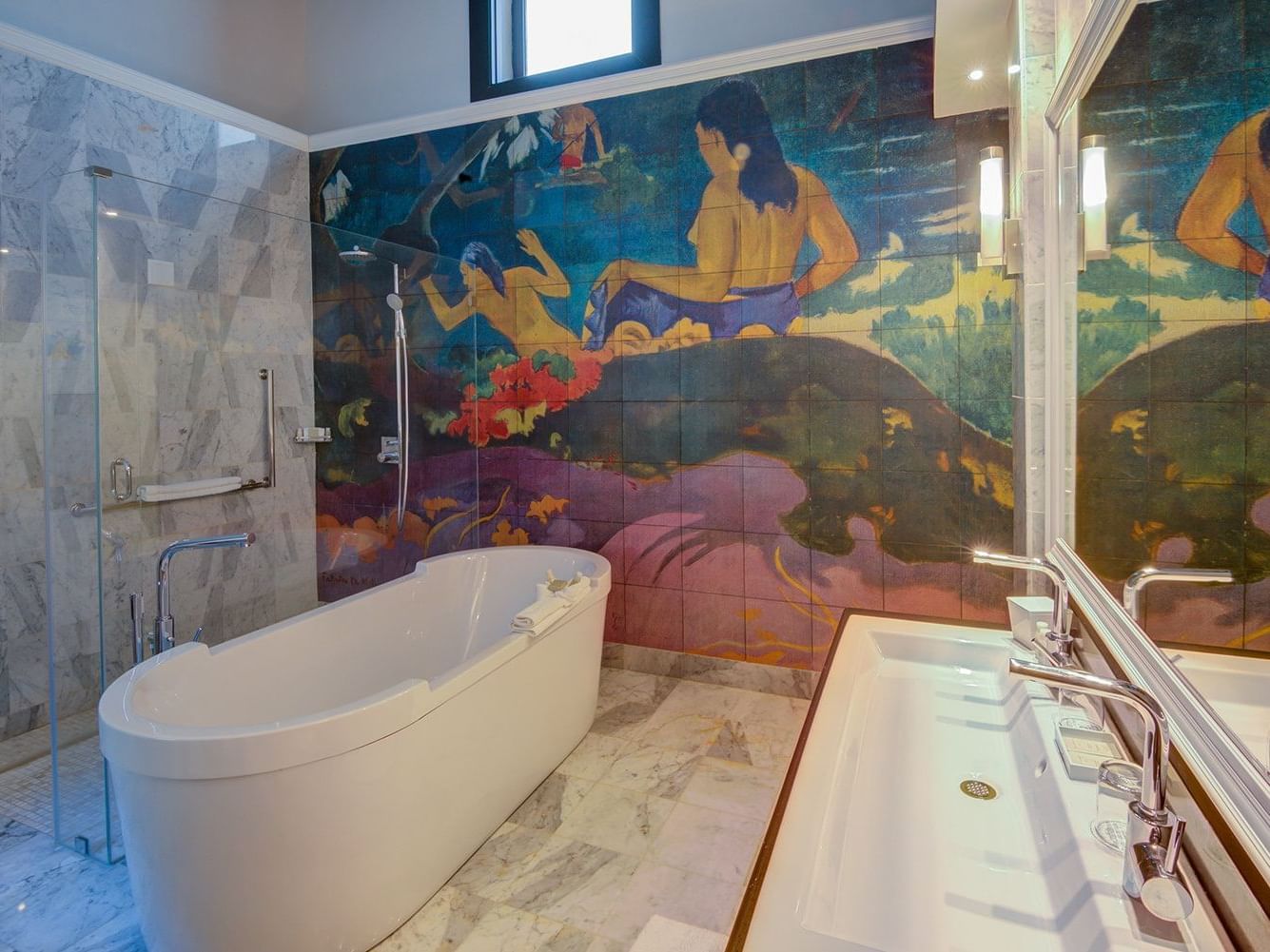The bathroom with a bathtub in the Junior suite at El Convento