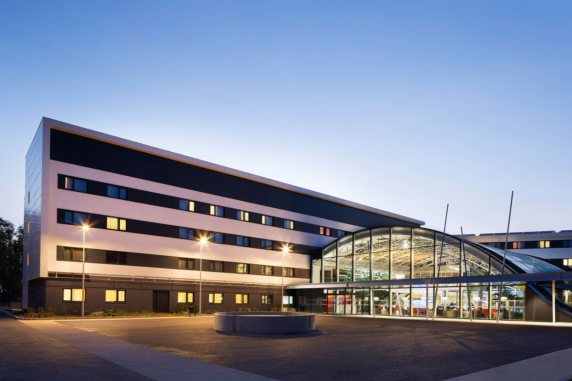 Vue extérieure de nuit à Oceania Paris Roissy CDG