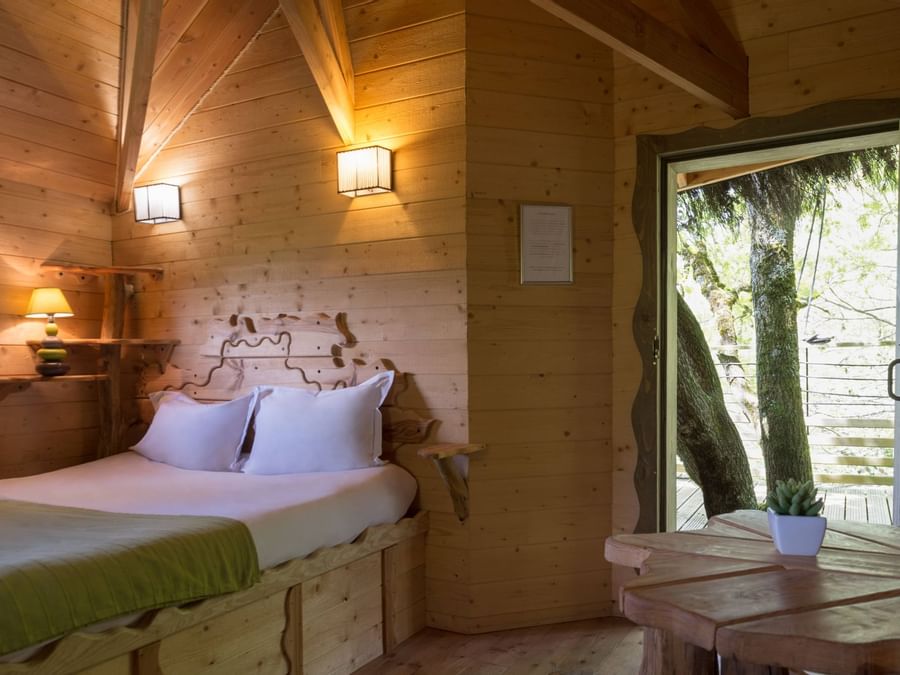 Treehouse bedroom with a queen bed at The Originals Hotels