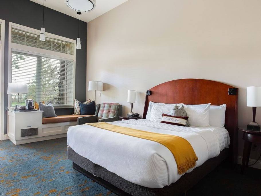 King-size bed with a window lounge in Courtyard King Pet at Alderbrook Resort & Spa