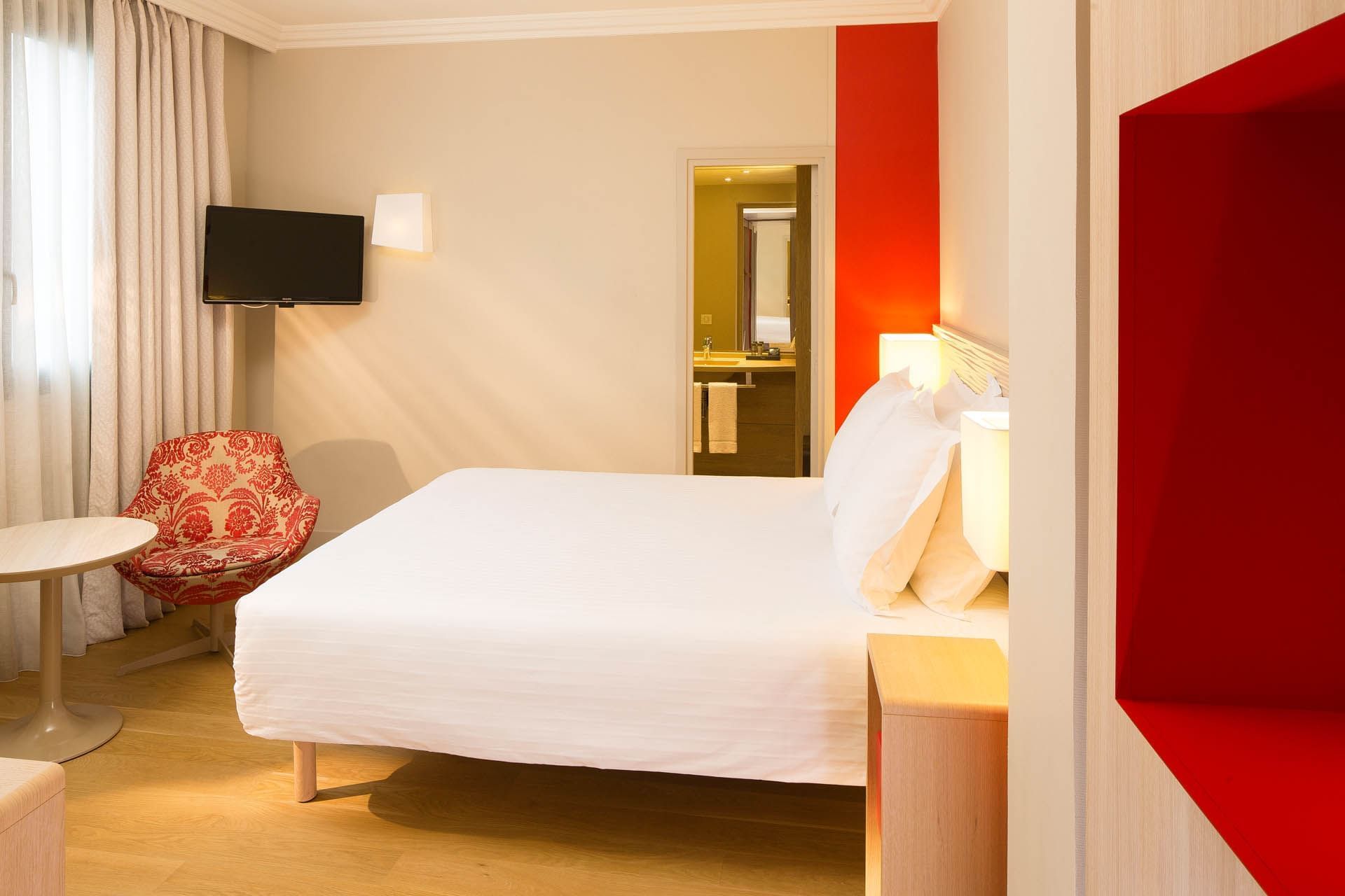 Lit et chaise longue dans la Chambre Supérieure à l'Oceania L'Univers Tours