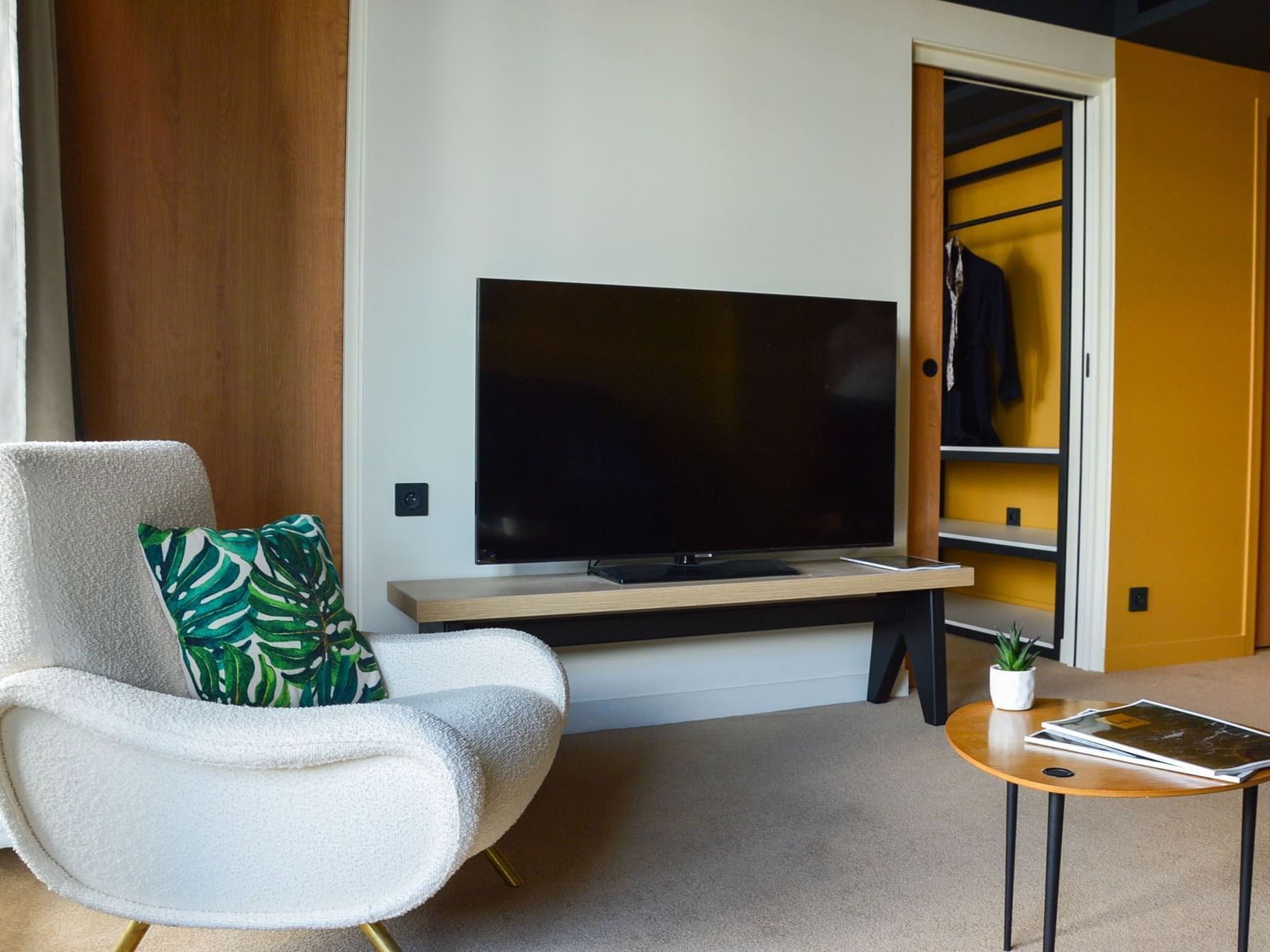 Lounge & TV in the living area of Junior suite at Kopster Hotel