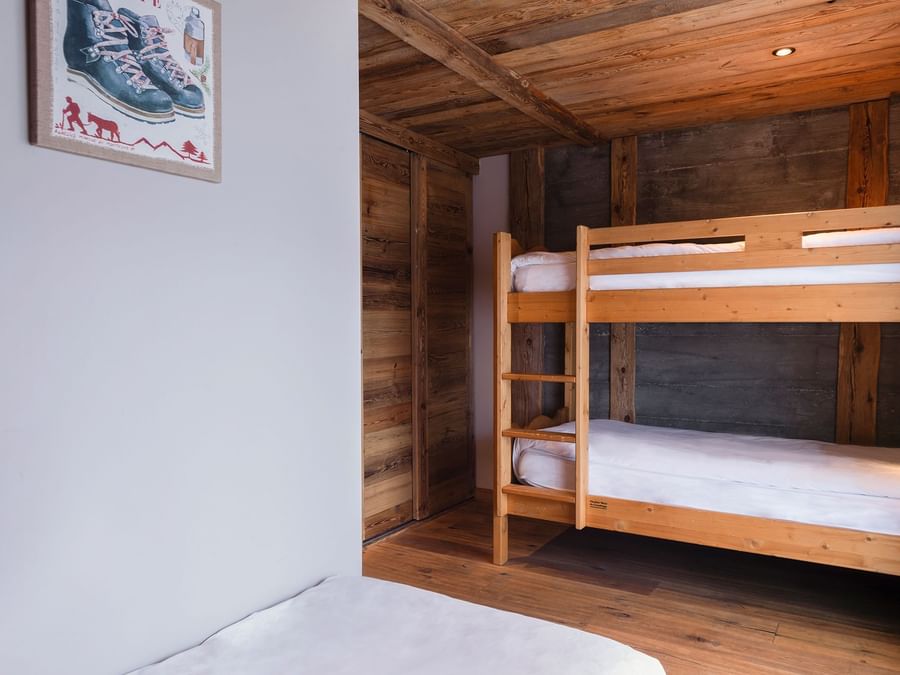 Bunk beds in a hotel room at Chalet-Hotel La Marmotte