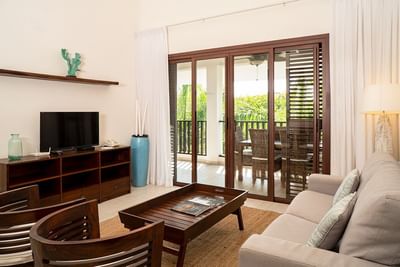 Living area with a balcony in a suite at Club Hemingway