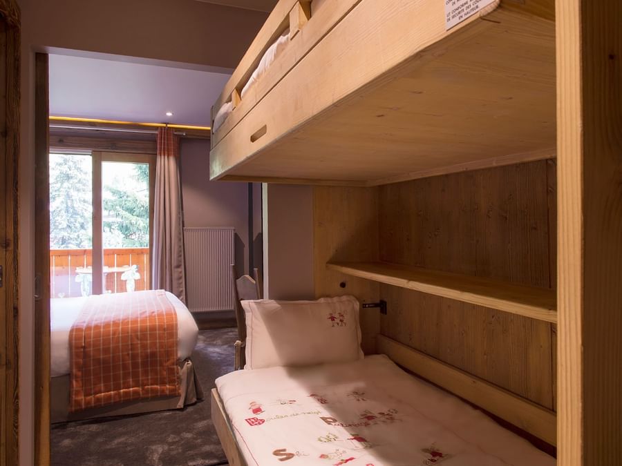Double room with bunkbeds at Chalet hotel les gentianettes