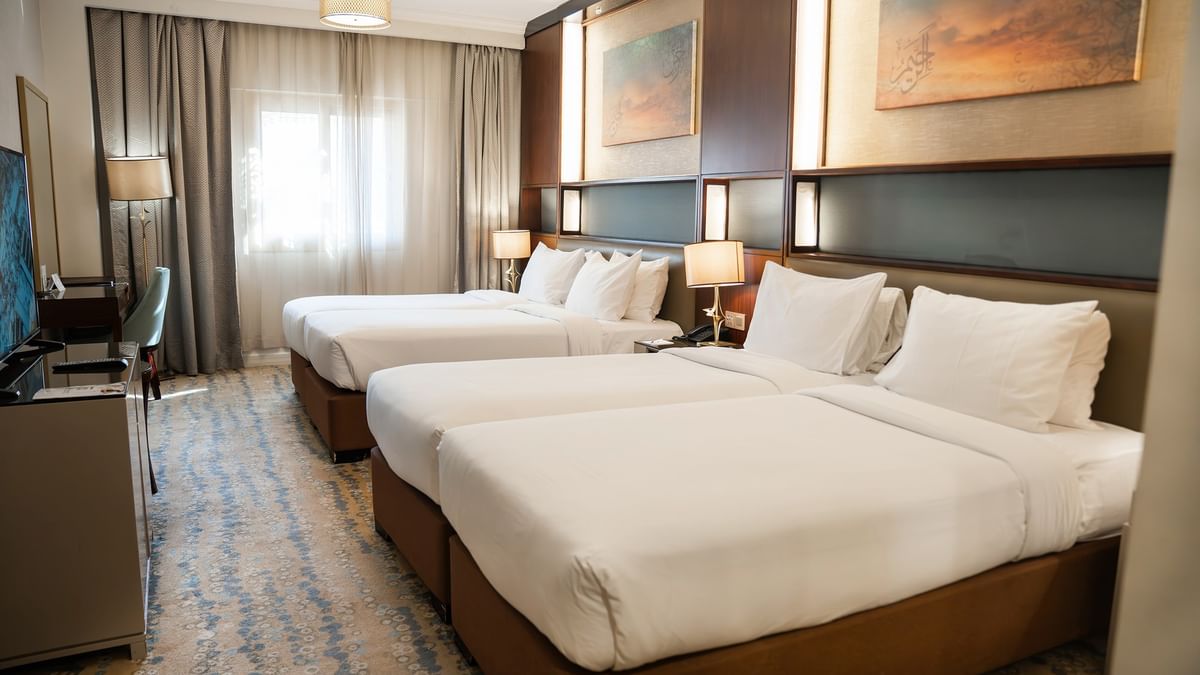 ثلاثة أسرّة في غرفة توأم تنفيذية في فندقسجى ورويك المدينة المنورة.