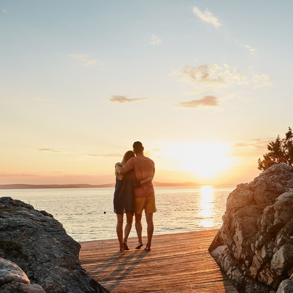 Coppia romantica sul pontile al tramonto nel mare in offerta SEA & SPA: TEMPO PER DUE