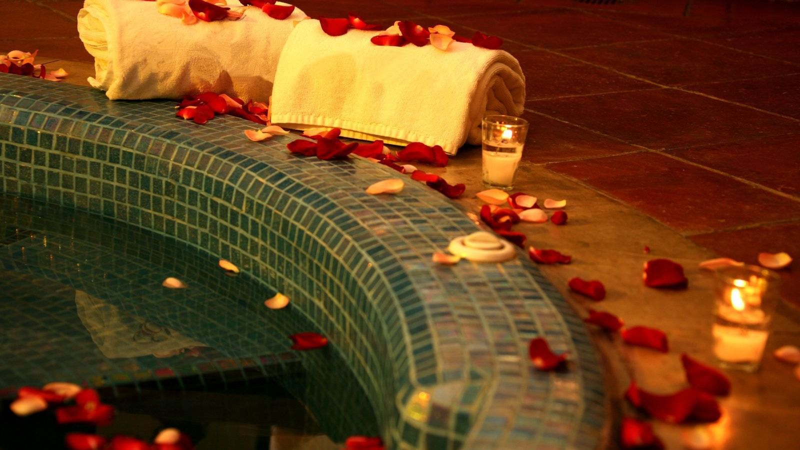 Rose petal decorations in the Spa at FA Hacienda San Antonio