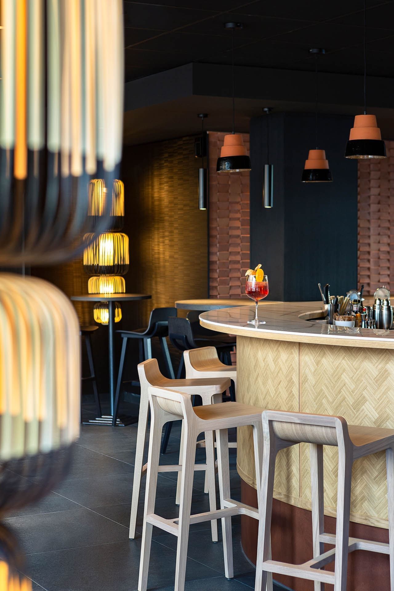 Comptoir de bar avec cocktail à l'Oceania Paris Porte de Versailles