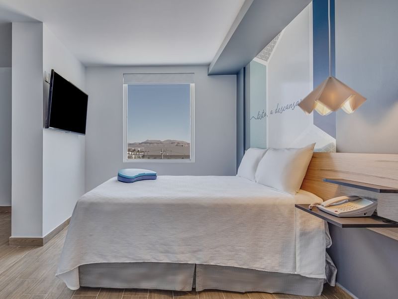 Habitación accesible con cama doble y TV en One Hotels