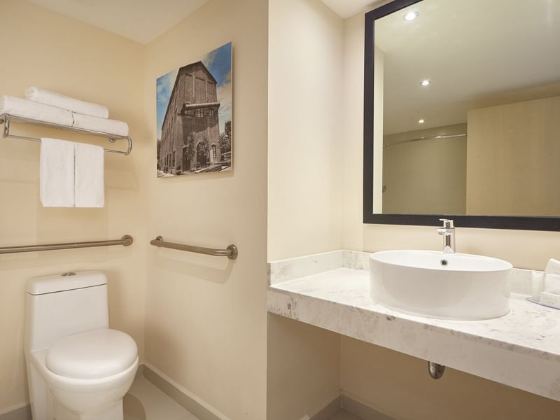 Baño en habitación doble Superior de One Hotels