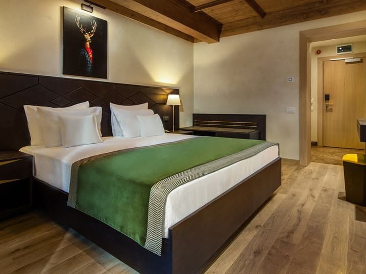 Bed and Wall art in King Balcony Room at Ana Hotels Bradul Poiana Brașov