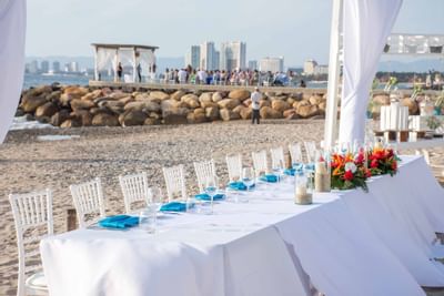 Table of bridal party on the beach at Buenaventura Grand