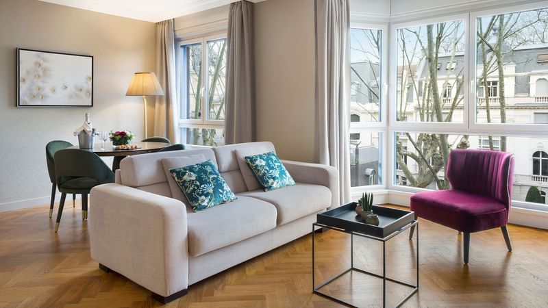 The sitting area of Premium Suite at Warwick Reine Astrid - Lyon