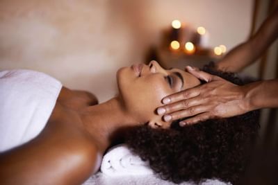 femme se faisant un massage dans le spa
