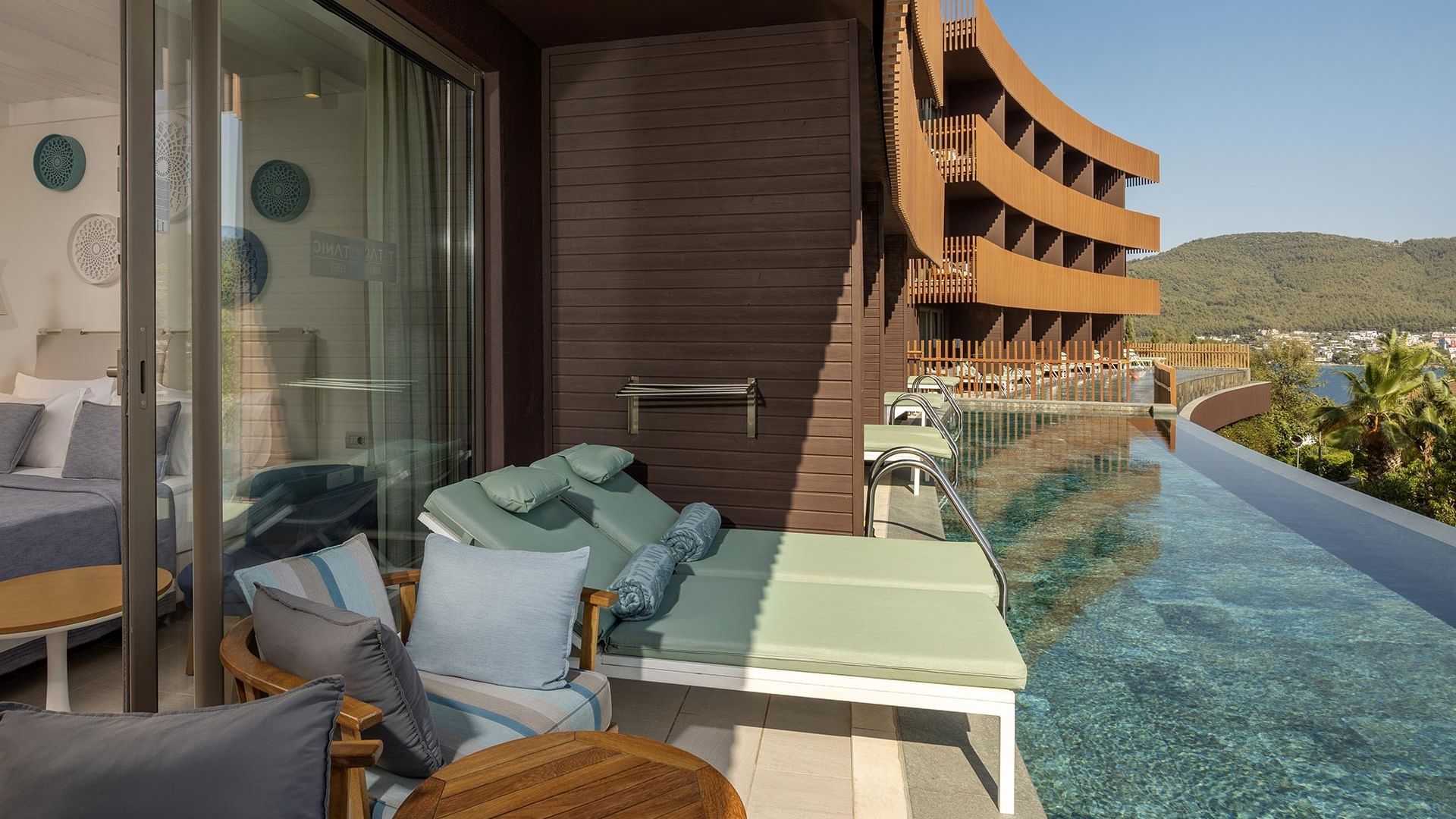 Семейный номер Swim-up в отеле Titanic Luxury Collection Bodrum — с уютной зоной отдыха у бассейна: